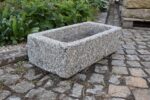 Starožitné ručně sekané žulové korýtko délky 71 cm jako zahradní pítko.