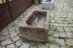 Starožitné ručně sekané pískovcové korýtko délky 62 cm jako zahradní dekorace.