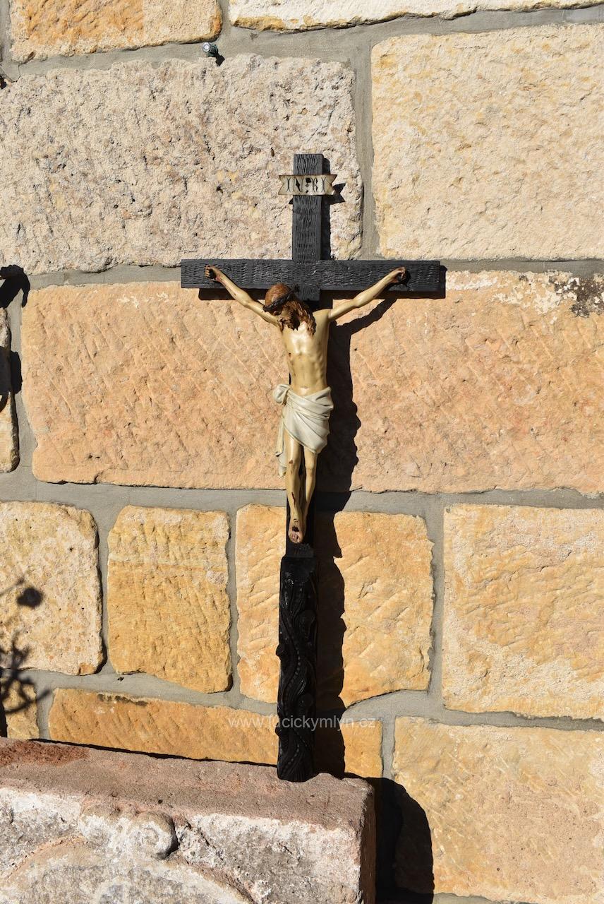 Kvalitnější starožitná soška Ježíše Krista na závěsném černě lakovaném kříži - středně větší polychromovaná dřevořezba - dílo lidového řezbáře ze 3.1/3 19. stol. Starožitná polychromovaná dřevořezba Krista na kříži z 3. třetiny 19. století.