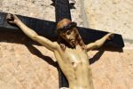 Starožitná polychromovaná dřevořezba Krista na kříži z 3. třetiny 19. století.