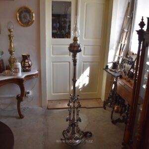 Starožitná stojací lampa z niklované litiny, elektrifikovaná z petrolejky, do roku 1900.