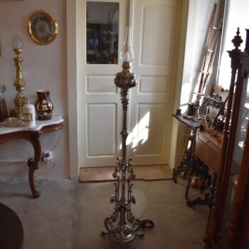 Starožitná stojací lampa z niklované litiny, elektrifikovaná z petrolejky, do roku 1900.