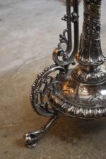 Starožitná stojací lampa z niklované litiny, elektrifikovaná z petrolejky, do roku 1900.