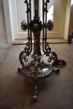 Starožitná stojací lampa z niklované litiny, elektrifikovaná z petrolejky, do roku 1900.