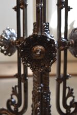 Starožitná stojací lampa z niklované litiny, elektrifikovaná z petrolejky, do roku 1900.