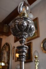 Starožitná stojací lampa z niklované litiny, elektrifikovaná z petrolejky, do roku 1900.