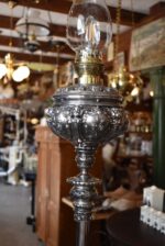 Starožitná stojací lampa z niklované litiny, elektrifikovaná z petrolejky, do roku 1900.