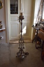 Starožitná stojací lampa z niklované litiny, elektrifikovaná z petrolejky, do roku 1900.