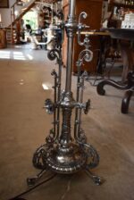 Starožitná stojací lampa z niklované litiny, elektrifikovaná z petrolejky, do roku 1900.