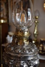 Starožitná stojací lampa z niklované litiny, elektrifikovaná z petrolejky, do roku 1900.