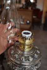 Starožitná stojací lampa z niklované litiny, elektrifikovaná z petrolejky, do roku 1900.