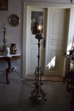 Starožitná stojací lampa z niklované litiny, elektrifikovaná z petrolejky, do roku 1900.