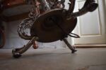 Starožitná stojací lampa z niklované litiny, elektrifikovaná z petrolejky, do roku 1900.