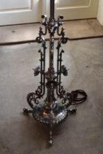 Starožitná stojací lampa z niklované litiny, elektrifikovaná z petrolejky, do roku 1900.
