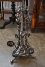 Starožitná stojací lampa z niklované litiny, elektrifikovaná z petrolejky, do roku 1900.