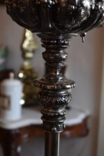 Starožitná stojací lampa z niklované litiny, elektrifikovaná z petrolejky, do roku 1900.