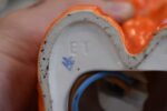 Retro porcelánová stolní lampička ve tvaru červeného pejska s květinou jako noční světlo.