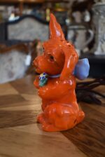 Retro porcelánová stolní lampička ve tvaru červeného pejska s květinou jako noční světlo.