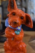Retro porcelánová stolní lampička ve tvaru červeného pejska s květinou jako noční světlo.