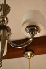 Starožitný rondokubistický tří-ramenný lustr ve stylu Dagoberta Peche z chromované mosazi.