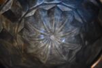 Starožitná měděná bábovka s hraněnou geometrickou profilací z 2. čtvrtiny 19. století.