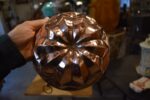 Starožitná měděná bábovka s hraněnou geometrickou profilací z 2. čtvrtiny 19. století.