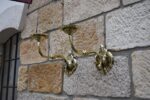 Starožitné biedermeierovské nástěnné svícny z mosazi z okolo roku 1830, pár.