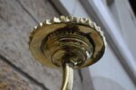 Starožitné biedermeierovské nástěnné svícny z mosazi z okolo roku 1830, pár.