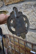 Starožitné biedermeierovské nástěnné svícny z mosazi z okolo roku 1830, pár.