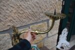 Starožitné biedermeierovské nástěnné svícny z mosazi z okolo roku 1830, pár.