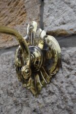 Starožitné biedermeierovské nástěnné svícny z mosazi z okolo roku 1830, pár.