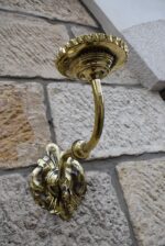 Starožitné biedermeierovské nástěnné svícny z mosazi z okolo roku 1830, pár.