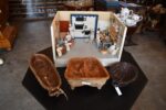 Starožitné diorama historické pekárny s kachlovou pecí a figurkami pekařů.