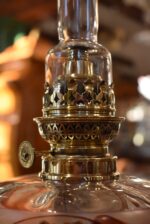 Starožitná secesní petrolejová lampa s vínovým sloupkem a ručně malovanou skleněnou nádobkou.