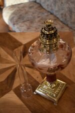 Starožitná secesní petrolejová lampa s vínovým sloupkem a ručně malovanou skleněnou nádobkou.