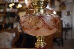 Starožitná secesní petrolejová lampa s vínovým sloupkem a ručně malovanou skleněnou nádobkou.