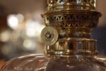Starožitná secesní petrolejová lampa s vínovým sloupkem a ručně malovanou skleněnou nádobkou.