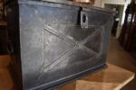 Starožitná klasicistní ocelová pokladnice se dvěma zámky z období 1790–1820.