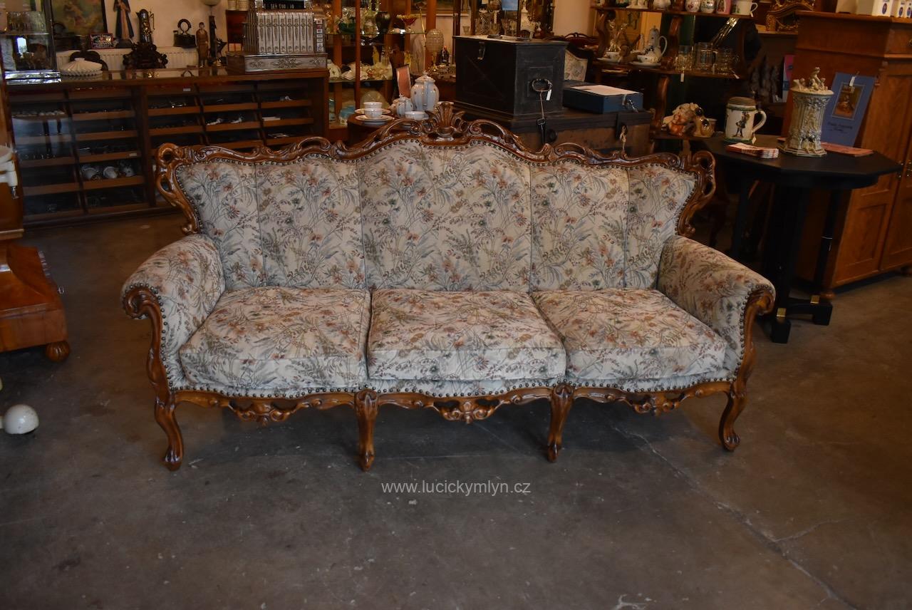 Duża, ale lekka, historyczna sofa lub kanapa z drewna orzechowego, ozdobiona rzeźbami, zaprojektowana w duchu figlarnego rokoka (Kopiuj) Historyczna sofa z drewna orzechowego w stylu rokokowym, z tapicerką z motywem kwiatów łąkowych.