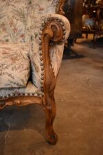 Historyczna sofa z drewna orzechowego w stylu rokokowym, z tapicerką z motywem kwiatów łąkowych.