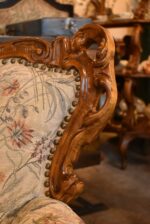 Historyczna sofa z drewna orzechowego w stylu rokokowym, z tapicerką z motywem kwiatów łąkowych.