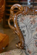 Historyczna sofa z drewna orzechowego w stylu rokokowym, z tapicerką z motywem kwiatów łąkowych.