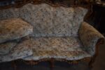 Historyczna sofa z drewna orzechowego w stylu rokokowym, z tapicerką z motywem kwiatów łąkowych.
