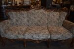 Historyczna sofa z drewna orzechowego w stylu rokokowym, z tapicerką z motywem kwiatów łąkowych.