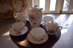 Starožitný porcelánový servis O.&E.G. Royal Austria s květinovým dekorem pro 4 osoby.