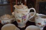Starožitný porcelánový servis O.&E.G. Royal Austria s květinovým dekorem pro 4 osoby.