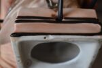 Retro ceramiczna lampka nocna w kształcie sowy siedzącej na książkach, pochodząca z lat 70.–80., sygnowana „Elka”.