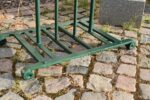 Starožitný kovaný prvorepublikový stojan na jízdní kola z 1. třetiny 20. století.
