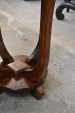 Menší nižší a líbivý prvorepublikový stolek z masiv. dubu s obloukovitě vykrajovanou horní kulatou deskou jíž vynáší čtveřice elegant. vykrojených a zužujících se nohou usazená na užší vykrajované základně s přesah. tlapkami