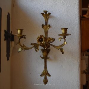 Starožitný nástěnný dvouramenný rokokový svícen z pozlacené mosazi z počátku 20. stol.